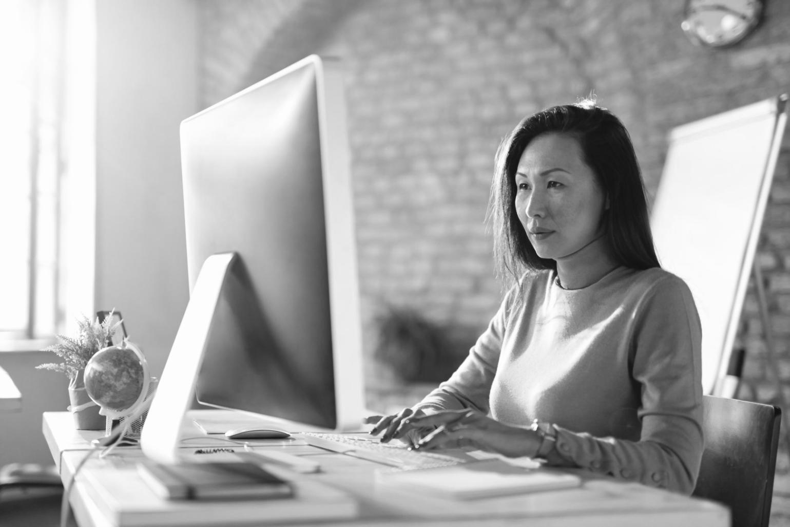 Pratik odaklı eğitim sürecinde gerçek vaka çalışmaları üzerinde çalışan katılımcılar